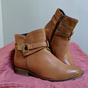 SHOEMINT tan leather ankle boots 6.5 wide like new